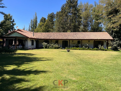 Parcela Con Gran Casa Chilena En Condominio