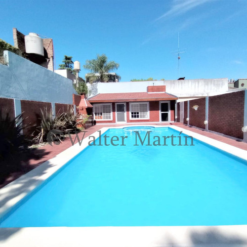 Casa 5 Ambientes Con Parque, Quincho, Pileta Y Cochera