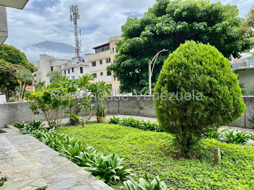 Comodo Apartamento Con Terraza Privada En Venta En Los Naranjos De Las Mercedes 25-24005