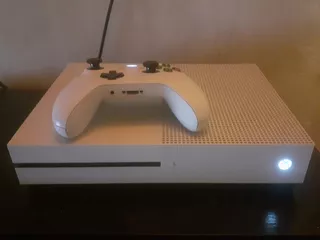 Xbox One S 500gb + 1 Joystick.