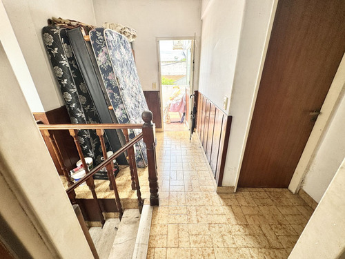 Venta De Casa Con Patio Y Terraza En Pompeya