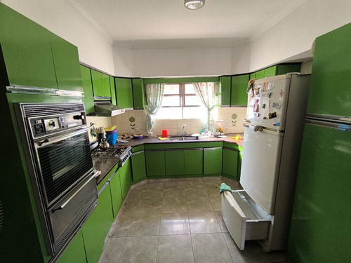 Casa De 3 Ambientes Con Local Y Gran Parque En Zapata Al 700, Banfield Oeste