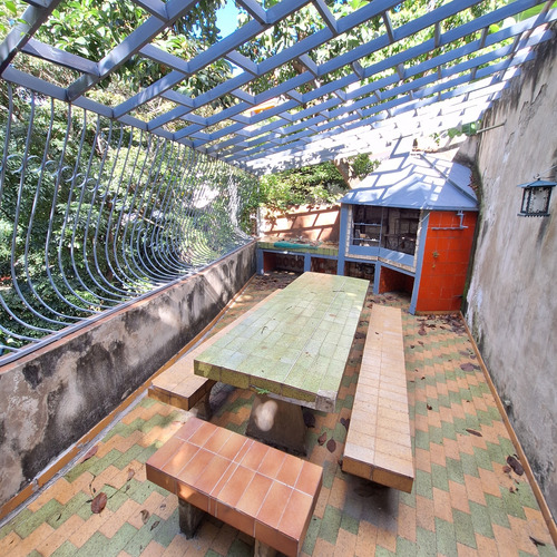 Vendo Comoda Quinta Colinas De Los Chaguaramos. 300 Mts2. Anexo Independiente 145 Mts2. Vista. Calle Tranquila.