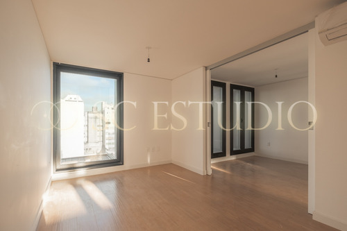Un Dormitorio Y Cochera