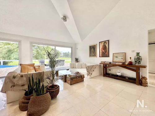 Casa De Tres Dormitorios Y Servicio En Venta, Golf, Punta Del Este