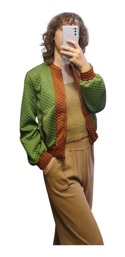 Imagem 6 de 10 de Jaqueta Bomber Matelassê Verde Detalhe Zíper Com Bolso Zinco
