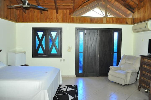 Vendo Hermosa Villa Amueblada En Bani (catalina) Cercana A Playas, Hospitales Farmacias Y Supermercados, República Dominicana