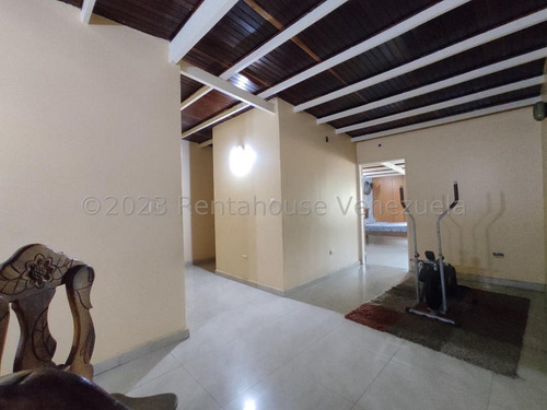 Casa En Venta En Maracay Urb Las Delicias Santa Rita Rah 25-10984 Meglisf