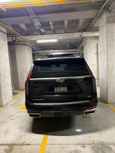Cadillac Escalade Larga