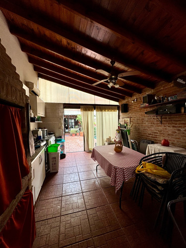 Duplex En Excelente Estado Sobre Calle Medina, Caseros Centro