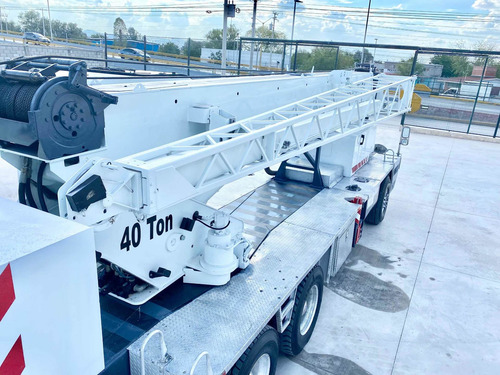 Imagen 7 de 15 de Grua Titan Sobre Camion Terex T340 Para 40 Toneladas