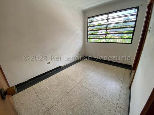 Extraordinaria Planta Alta Con Excelente Ubicación En La Floresta. Mls # 25-3270 Lp