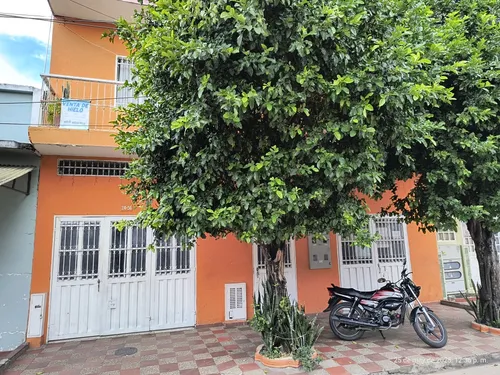 Casa Rentable Con 2 Apartamentos Y Un Local