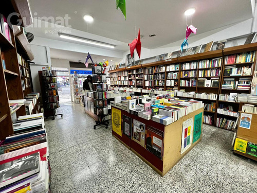 Excelente Local Planta Libre Sobre Av. Entre Rios