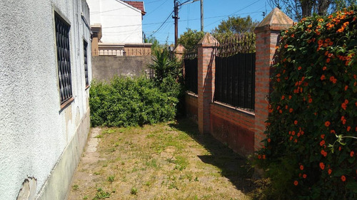 Imagen 4 de 12 de Casa En Ph Al Frente De 2 Dormitorios Completamente Independiente Con Garage. Banfield E.