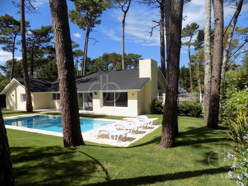 Imagen 2 de 19 de Casa De 4 Dormitorios Y Piscina Climatizada En Punta Del Este, Playa Mansa.