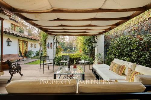 Casa Chilena En Sector Residencial, Cercana A Cole...