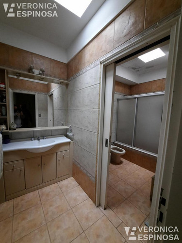 Casa De Cuatro Ambientes En Venta- Villa Luzuriaga. Importante Propiedad, Renta Asegurada!