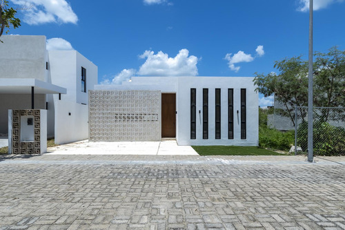 Venta De Casa Residencial En Temozón, Mérida
