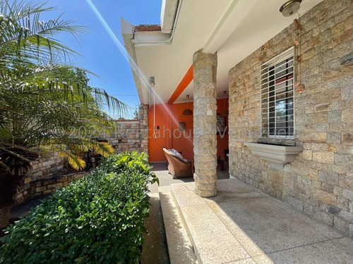 Hermosa Casa Quinta En Venta En El Piñal El Limon Conjunto Cerrado Con Piscina Area Parrilla Clima De Montaña Amplios Espacios Dos Cocinas Modernas Estef 24-14961