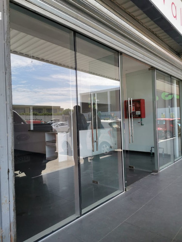 Excelente Local Comercial En Concurrido Strip Center