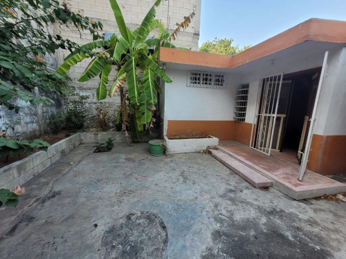 Casa Amplia Con Techos Altos A 2 Cuadras De La Iglesia De San Cristobal