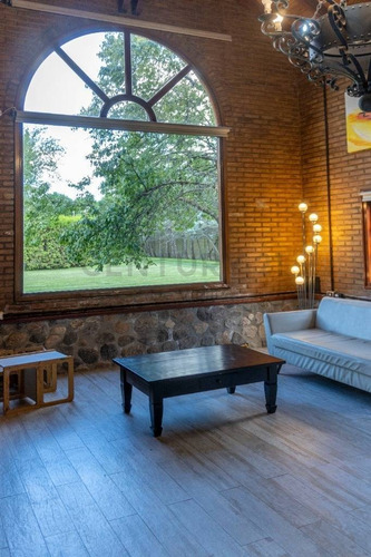 Imagen 18 de 30 de Imponente Casa Quinta Con Amplio Terreno, Pileta, Sauna Y Jacuzzi