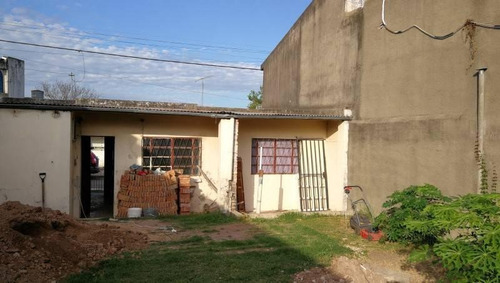 Imagen 3 de 4 de Casa De 2 Dormitorios Y Amplio Terreno