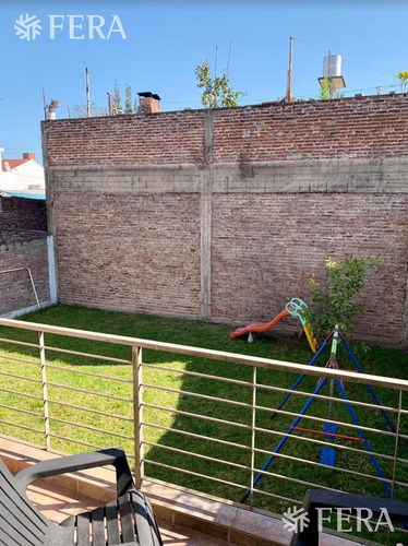 Venta De Hermosa Casa 4 Ambientes Con Amplio Fondo Libre, Cochera Y Parrila En Ezpeleta Este