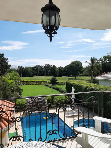 En Metro Country Club Villa En Venta De 915. 91 Mt2 Totalmente Amueblada.