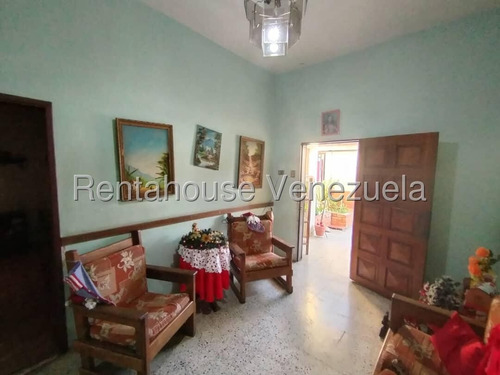 Raiza Suárez Vende Casa Comercial Ubicada En El Centro De Barquisimeto 2 5 1 5 9 0 2 Con Alto Tráfico Peatonal Y Vehicular, Lo Que La Convierte En Puntos Clave Para El Comercio.