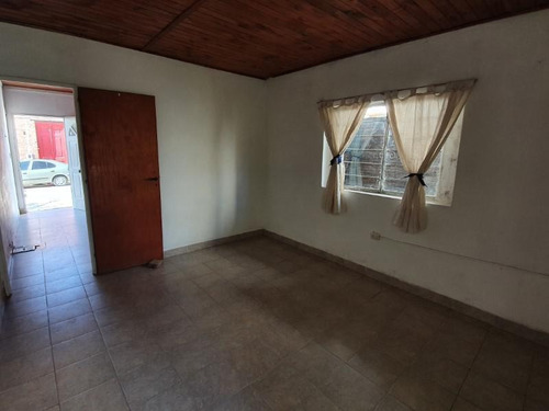 Imagen 6 de 13 de Dos Casas De Un Dormitorio Cochera Y Jardín ! Laprida Y Catamarca