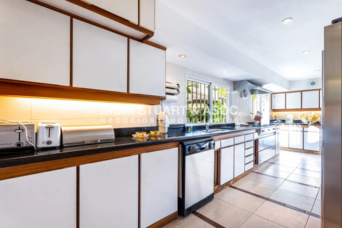 Imponente Casa En Playa Brava - Elegancia Y Confort