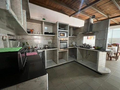 Raiza Suárez Vende Hermosa Casa Ubicada En La Parroquia El Cuji 2 4 1 9 8 7 5 Posee 4 Haitaciones, 2 Baños, 2 Puestos De Estacionamiento, Tanque Subterráneo De 2 Mil Litros, Seguridad Las 24 Hor