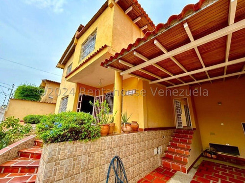 #$ Carlina M. Vende Casa De 2 Plantas En Urbanizacion Privada, Family Room Y Patio, #casaduplex, #familyroom, #patio, #cocinaamplia