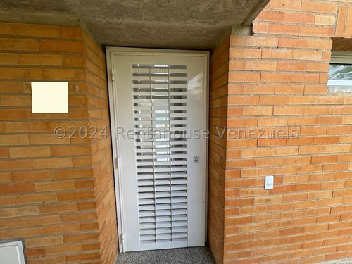 Espectacular Apartamento Duplex Con Clima De Montaña Y Terraza, Urb. Alto Hatillo. Mo 24-24908