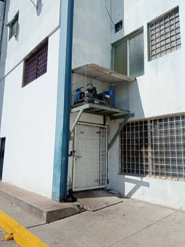 Imagen 3 de 6 de Local Con Cava Cuarto Y Oficina En C.c Geminis