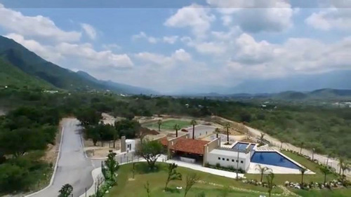 Hermoso Proyecto En Preventa En Fraccionamiento Privado Con Casa Club, Alberca Semi-olímpica, Canchas; Con Cochera Para 3 Autos Y 3 Recámaras + Oficina, Bodega, Y Área De Juegos En Sótano