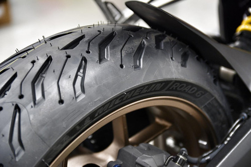 Par Pneu 110/80 Zr19 + 160/60 Zr17 Road6 Michelin