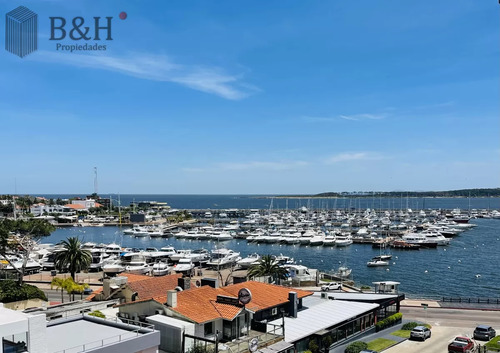 Venta Y Alquiler Temporario De Apartamento De Gran Metraje Con Tres Dormitorios Mas Dependencia De Servicio En Peninsula De Punta Del Este