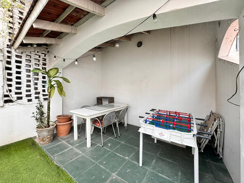 Venta - Casa Pasillo A 2 Cuadras Del Río. 3 Dormitorios Y Patio. Alquila Cochera En Edificio Al Lado