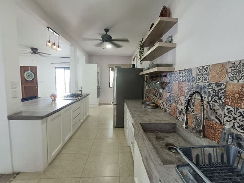 Venta De Casa De Un Piso En Baspul De 3 Recámaras, Semi Amueblada