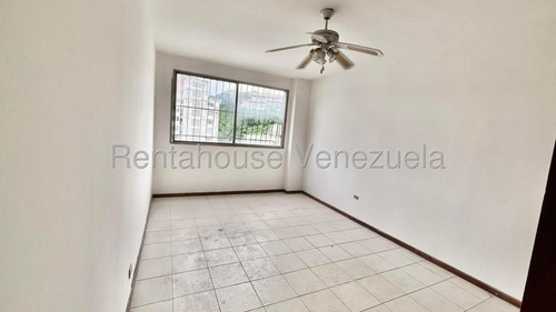 Apartamento En Venta En Colinas De Bello Monte, Piso Medio 105m², 3h, 2b, 0p, Mls #26-372 Excelente Oportunidad De Inversión. Apto Para Remodelar, Buena Opción En Relación Precio-m2 / Isabel Gómez