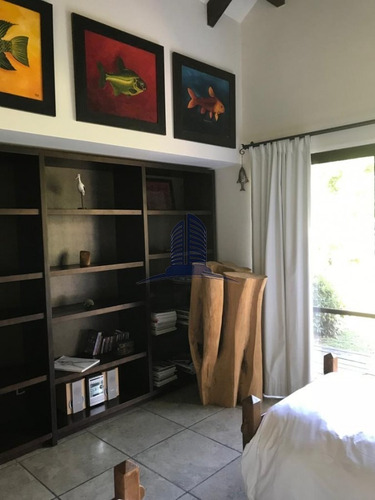 Casa En Venta- De Cuatro Dormitorios En Pinares- Ref: 1203