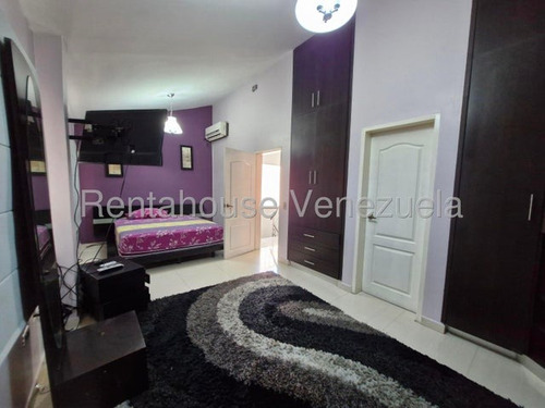 Jip 25-20572. Rentahouse Alquila Encantador Townhouse De 160 Mts2, 4 Hab., 3 Salas De Baños, 2 P/e. Excelente Ubicacion. En Urb. Los Andes, La Victoria.