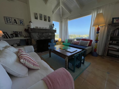 Venta De Casa Amplia De Construcción Sólida Sobre Primera Fila De Mar En La Juanita, José Ignacio - Ref : Eqp5565