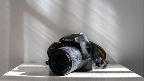 Nikon D3500 Dslr 18-55mm 24.2 Mp + Lente 50mm F1.8 Filtro Uv (Usado)