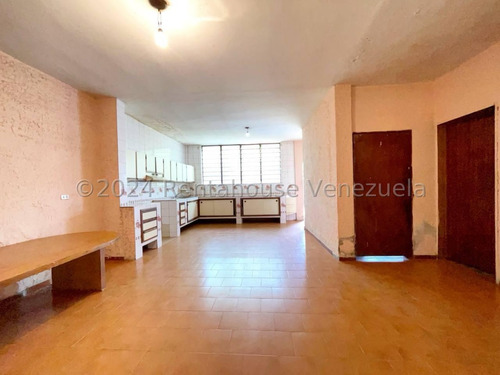 Casa En Alquiler Con Amplios Espacios En San Ignacio Maracay Estacionamiento Techado Agua Constante Estef 25-3327