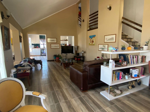 Oportunidad. Vende Dueño. Hermosa Casa Familiar Sector Haras