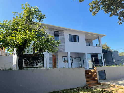 Casa Reformada E Ampliada Alto Padrao Joa